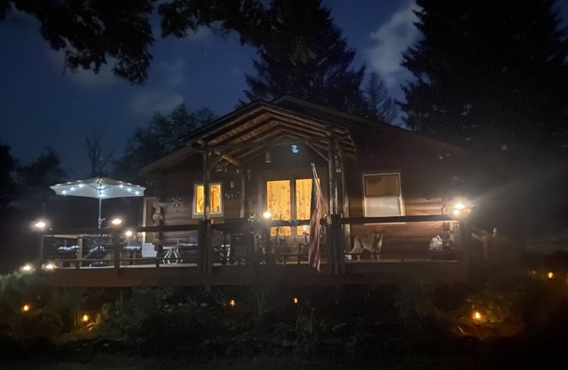Cozy Cabin - adjacent to a land preserve, close to The Berkshires & Ski Resorts