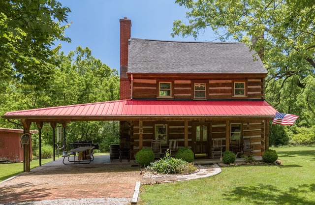 Country Cabin with Creek Frontage, High Speed Internet, and Verizon Cell Service