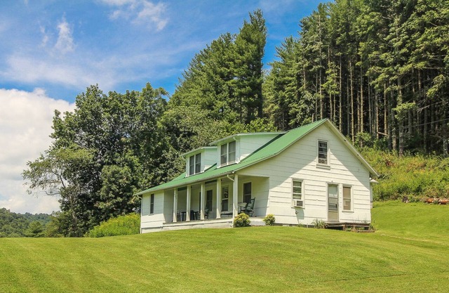 COUNTRY CLASSIC-Farmhouse & 180 Acres On River - Réservez des vacances d'automne dès aujourd'hui!