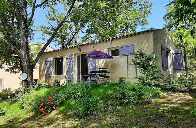 Maisonnette de campagne, le calme et la détente au soleil.