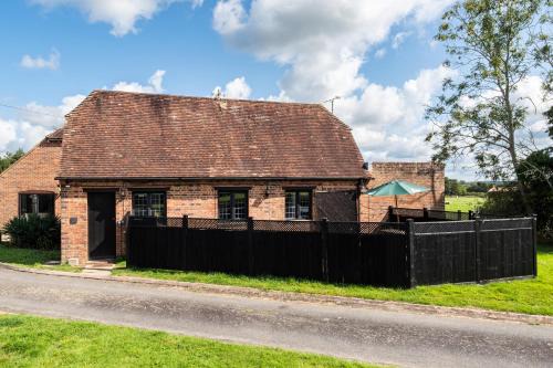 Country Cottage 2BR with Hot Tub and Tennis Court