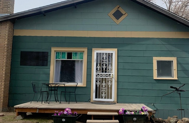 Country Cottage close to Airport, Casinos, and Downtown