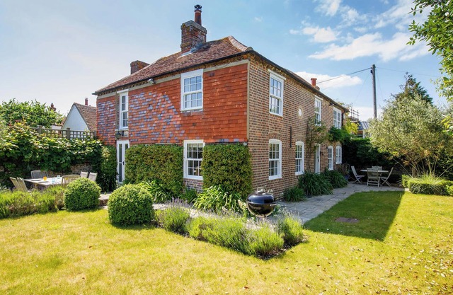 Country cottage in pretty village / quay views