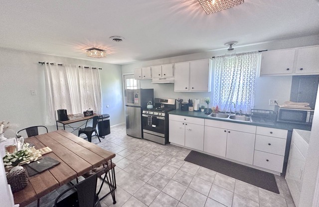 Country Cottage Ranch Extended Stays - Central Location- 58”TV 600 wifi