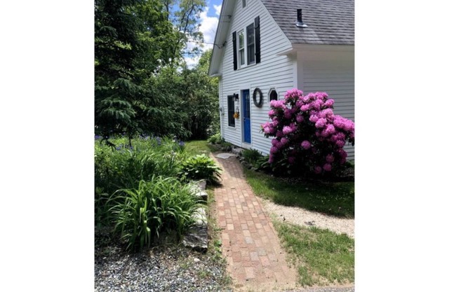 Country Cottage Short Walk to Downtown Meredith!