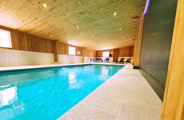 Gîte rural avec piscine intérieure chauffée et vue panoramique.