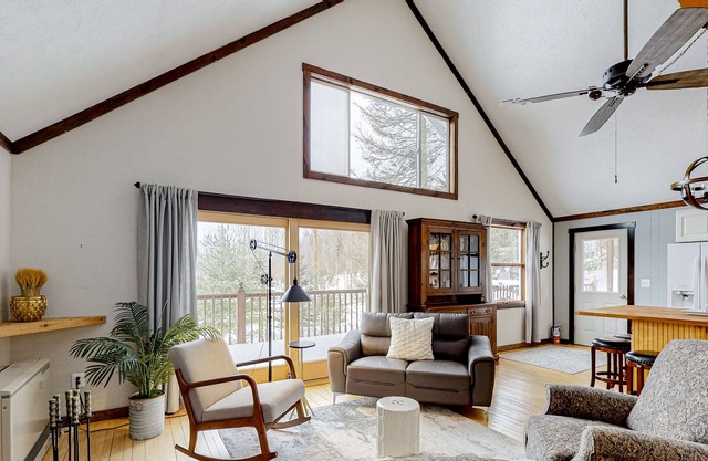 Country Cottage with Deck, Sunroom/Patio, W/D, & Free WiFi - Dog-Friendly