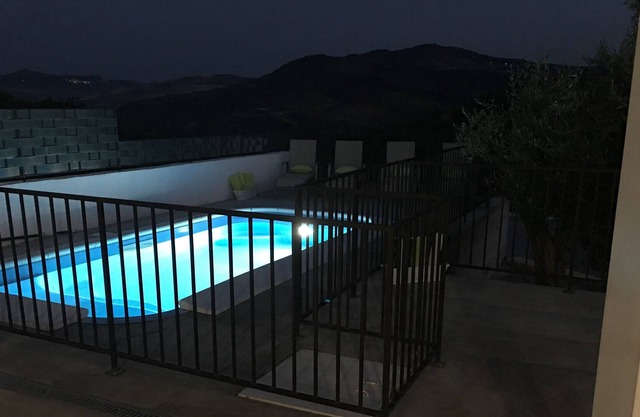 Country Designer Cottage avec piscine et vue sur le paradis! Danza La Luna!