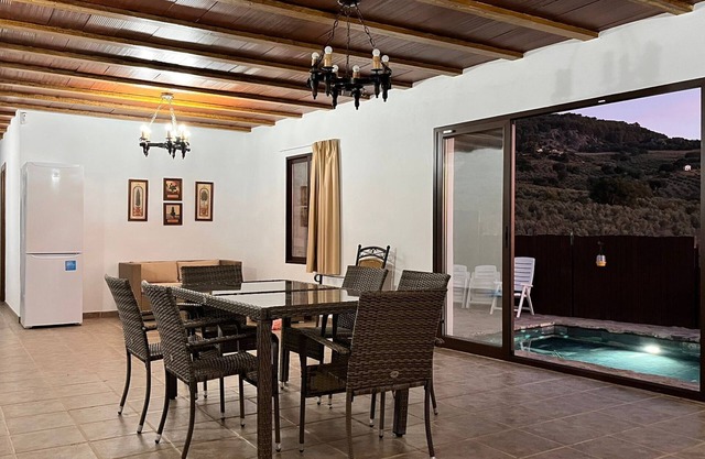 Maison de campagne 'Cortijo Borreguero' avec vue sur les montagnes, piscine privée et Wi-Fi