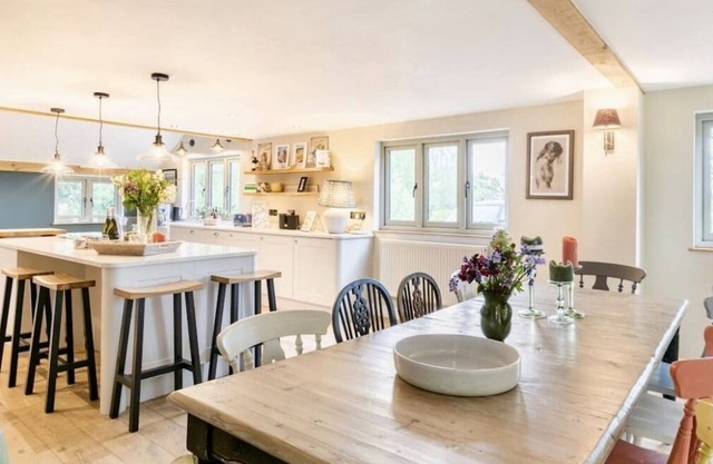 Country Farmhouse and Barn Sleeps 16, pet Friendly, hot Tub, hen Parties
