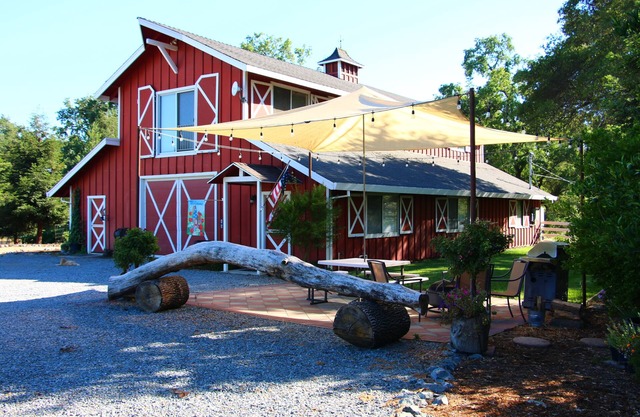 Country Farmhouse On 40 Acre Working Cattle Ranch Near Wineries and Hiking