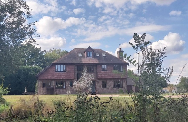 Country Farmhouse peut accueillir 24 personnes dans 8 à 10 chambres. À un peu plus d'une heure de Londres