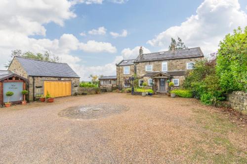 Country Farmhouse - swim spa hot tub- bbq hut