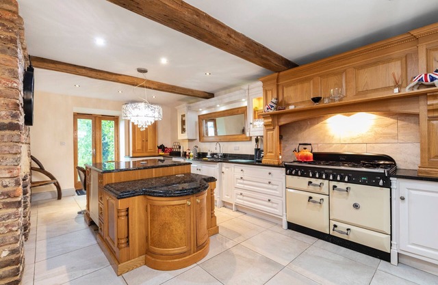 Country Farmhouse hot tub bbq hut