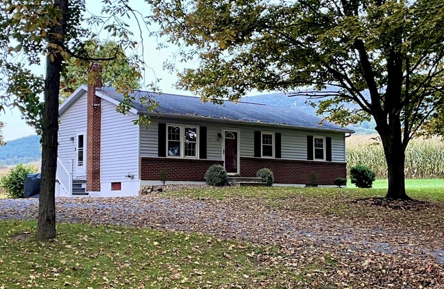 Country Getaway, 2- bedroom, Jacuzzi, fire ring