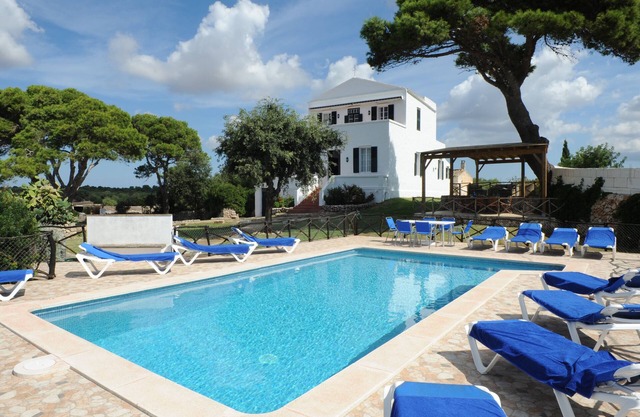 Country house with large garden and terraces overlooking the countryside and the sea