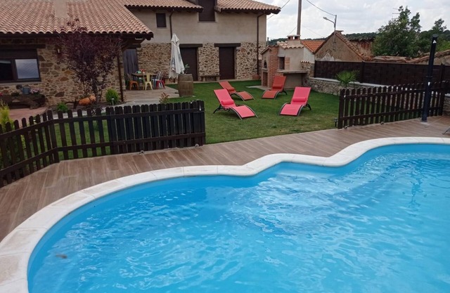Maison de campagne "Casa Rural Gorriones" avec piscine privée, jardin privé et Wi-Fi