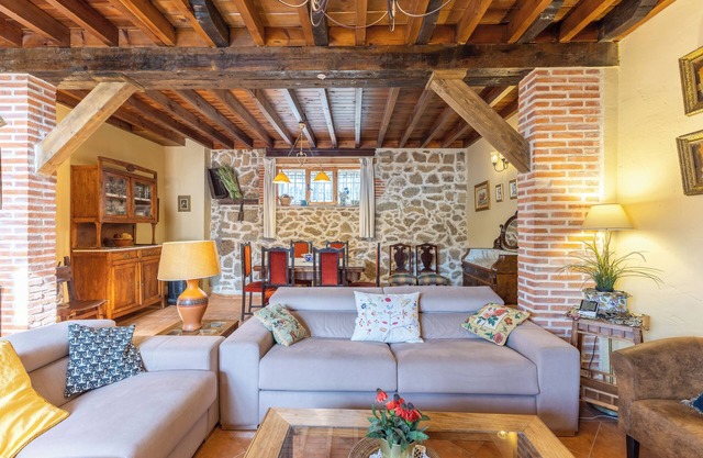 Maison de campagne 'El Mirador Del Gato 2' avec vue sur les montagnes, piscine partagée et Wi-Fi