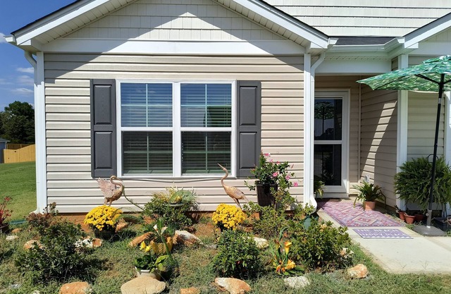 Country home , mile from Winery- custom design features, acre of peace & quiet!