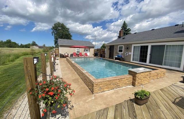 Country Home Villa + PRIVATE POOL & Guest House <1 mile to downtown Port Clinton