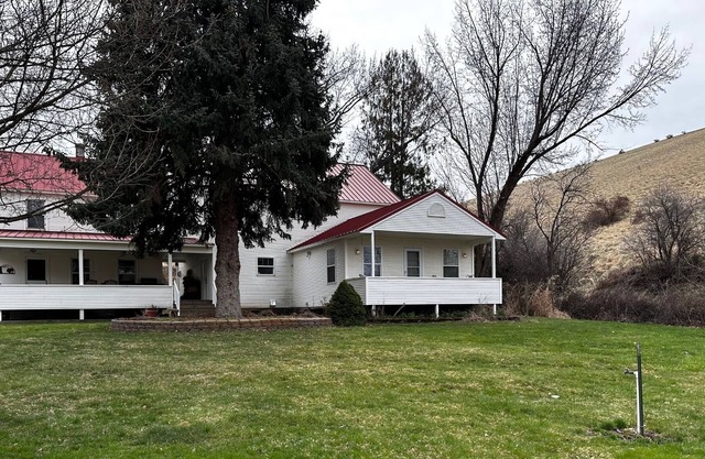 Country home with beautiful views - Dogs OK!