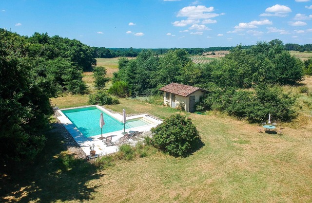 Maison à la campagne dans un environnement calme.
