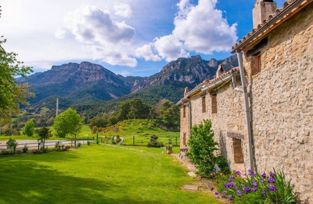 Maison de campagne 'Can Caubet I' avec vue sur les montagnes, piscine partagée et Wi-Fi