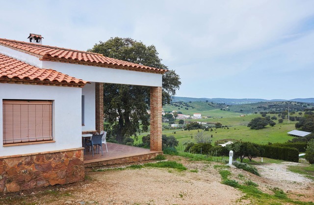 Maison de campagne 'Casa Las Niñas' avec vue sur les montagnes, piscine partagée et climatisation