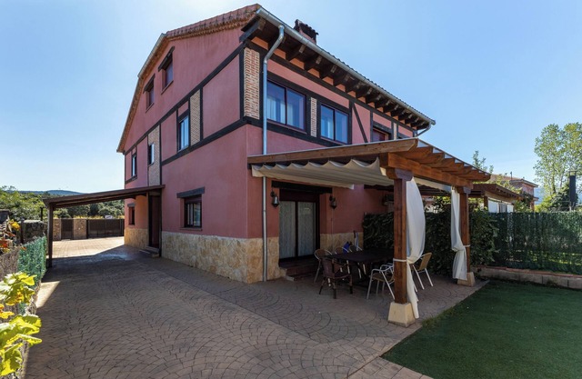 Maison de campagne "Casa Rural Arbana" avec vue sur les montagnes, piscine privée et Wi-Fi