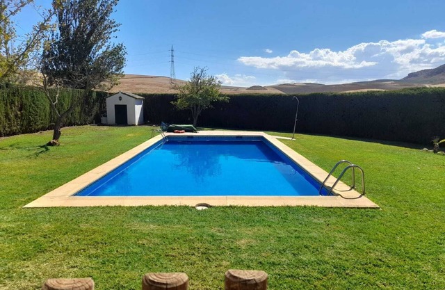 Maison de campagne "Complejo Cortijo Rural El Puntal" avec vue sur les montagnes et piscine privée