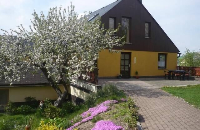 Style maison de campagne, 80 m², terrasse ensoleillée, aire de jeux, 2 chambres, jusqu'à 5 personnes