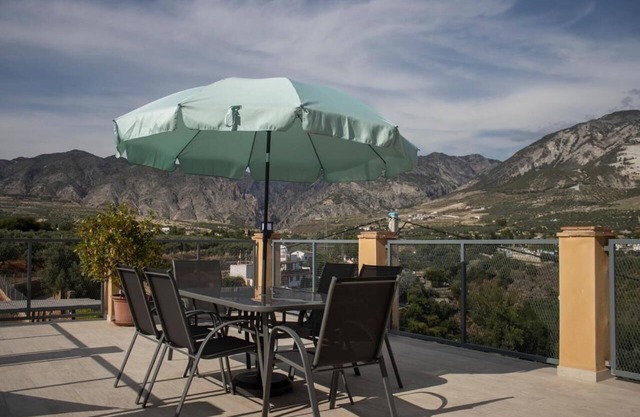 Maison de campagne "Eralta" avec vue sur les montagnes, piscine privée et Wi-Fi.