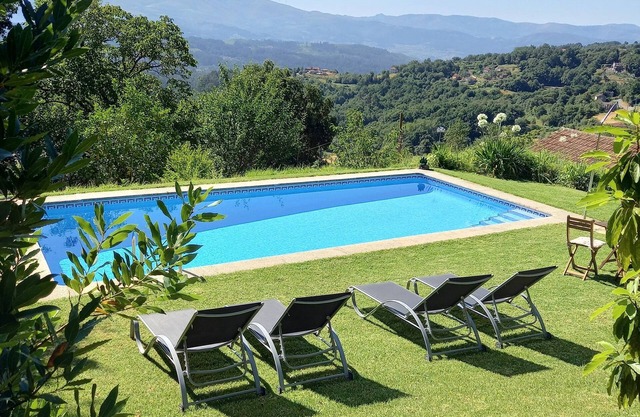 Ferme en pierre dans un endroit idyllique avec piscine privée