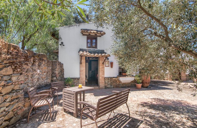 Maison de campagne 'Lila' avec vue sur la montagne, piscine et jardin partagés