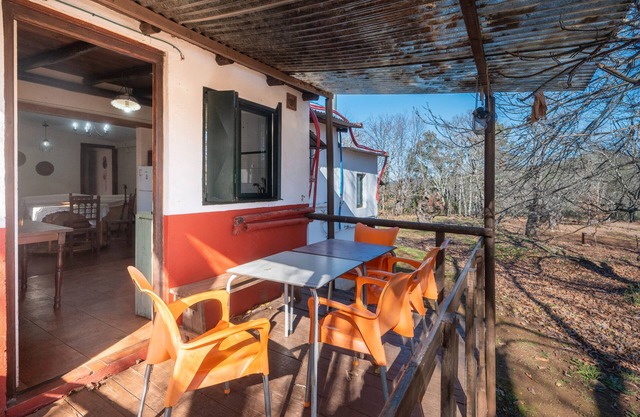 Maison de campagne 'La Casa Del Castaño' avec vue sur les montagnes, piscine et climatisation