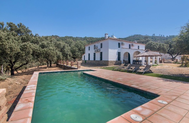 Maison de campagne 'Las Cabrillas La Nava' avec vue sur les montagnes, piscine et climatisation