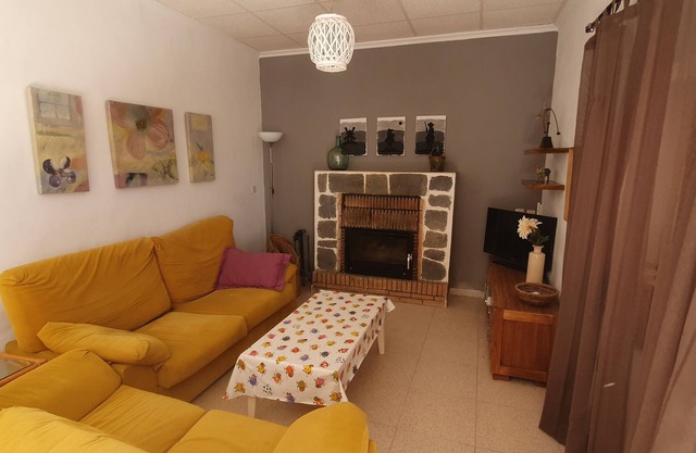 Country House - Lietor 6 guests (4 bedrooms). Enjoy the tranquility...