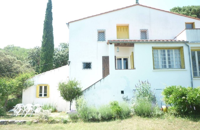 Mas à la campagne. 4 CHAMBRES . 2 SALLES DE BAIN . 2 WC. 8 personnes.
