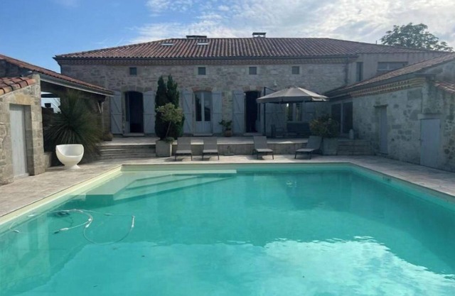 Maison de campagne près d’Agen. Une grande piscine , 5 chambres