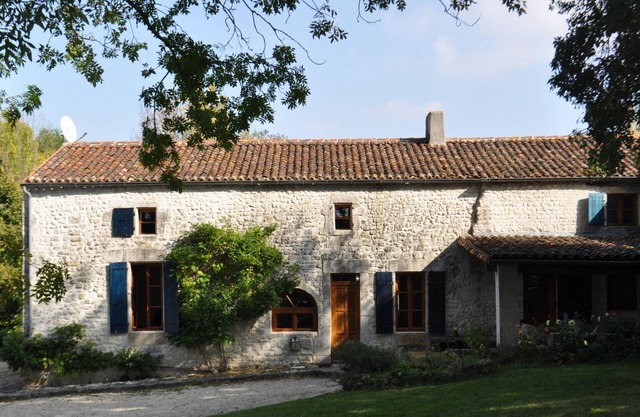 Maison de campagne avec un grand jardin idyllique, 20km de Royan, 10 pers. max.