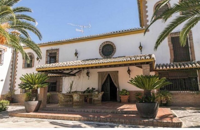 Country house with Andalusian flavor located at the foot of the Sierra Nevada