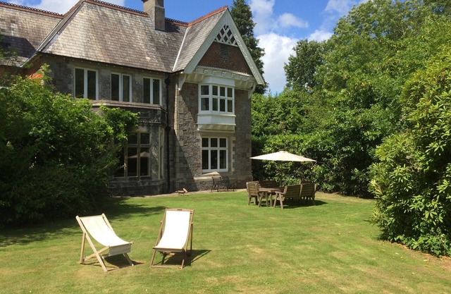 Maison de campagne avec Bluebell bois dans le parc national de Dartmoor