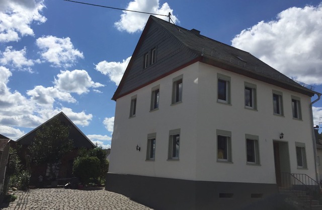 Maison de campagne avec arc de pierre précieuse historique
