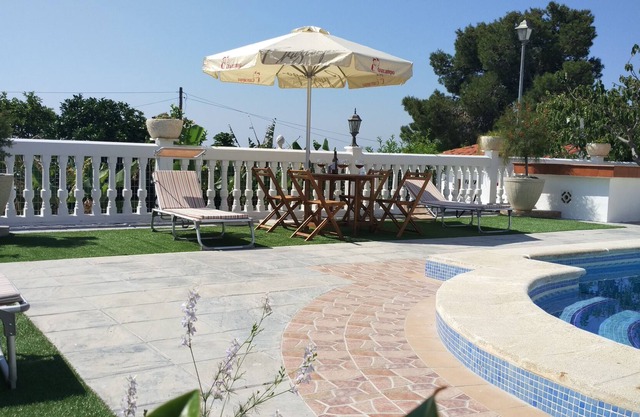 Maison de campagne avec jardin, piscine d'eau salée et d'un accès Internet.