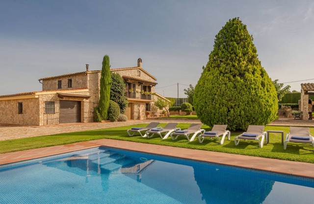Maison de campagne avec grand jardin, piscine, barbecue et ping-pong. Environnement calme idéal!