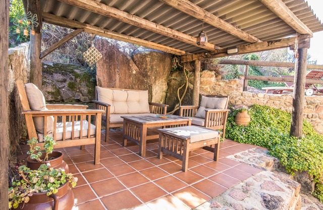 Casa rural con terrazas y vistas al mar a sólo 50 metros de la playa.