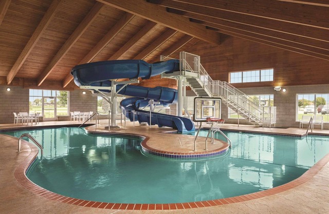 Country Inn & Suites by Radisson, Willmar, MN