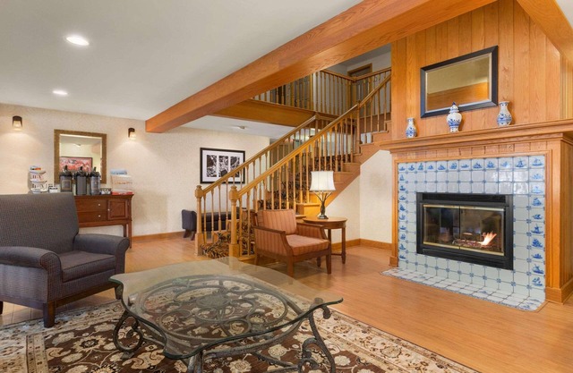 Country Inn & Suites by Radisson, Holland, MI