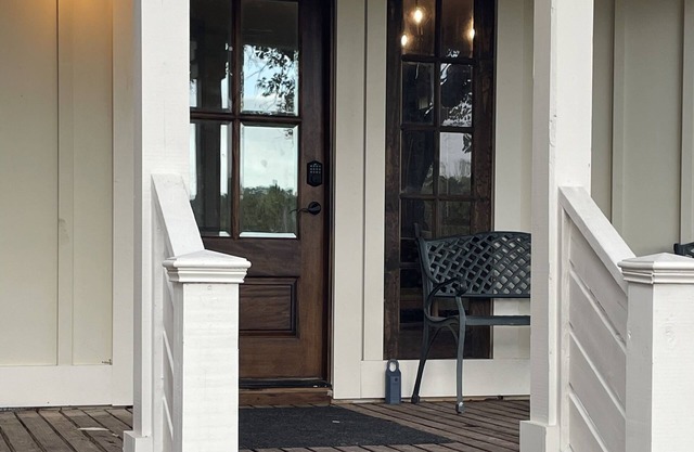 Country Lake house by Ocean Springs! We love Families and Fur baby’s