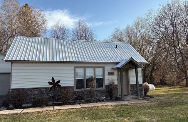 Charming 2-bedroom house with large patio, hot tub, and fire pit